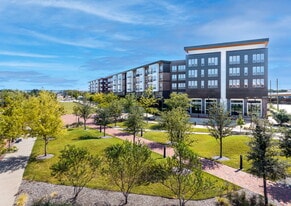 EVIVA Trinity Mills Station in Carrollton, TX - Building Photo