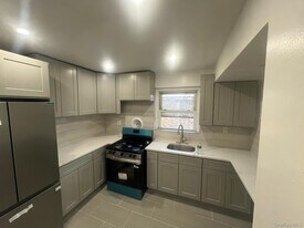 547 Eldert Ln in Brooklyn, NY - Building Photo