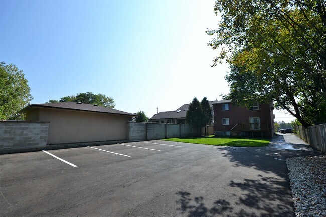 642 Southdale Rd E in London, ON - Building Photo - Building Photo