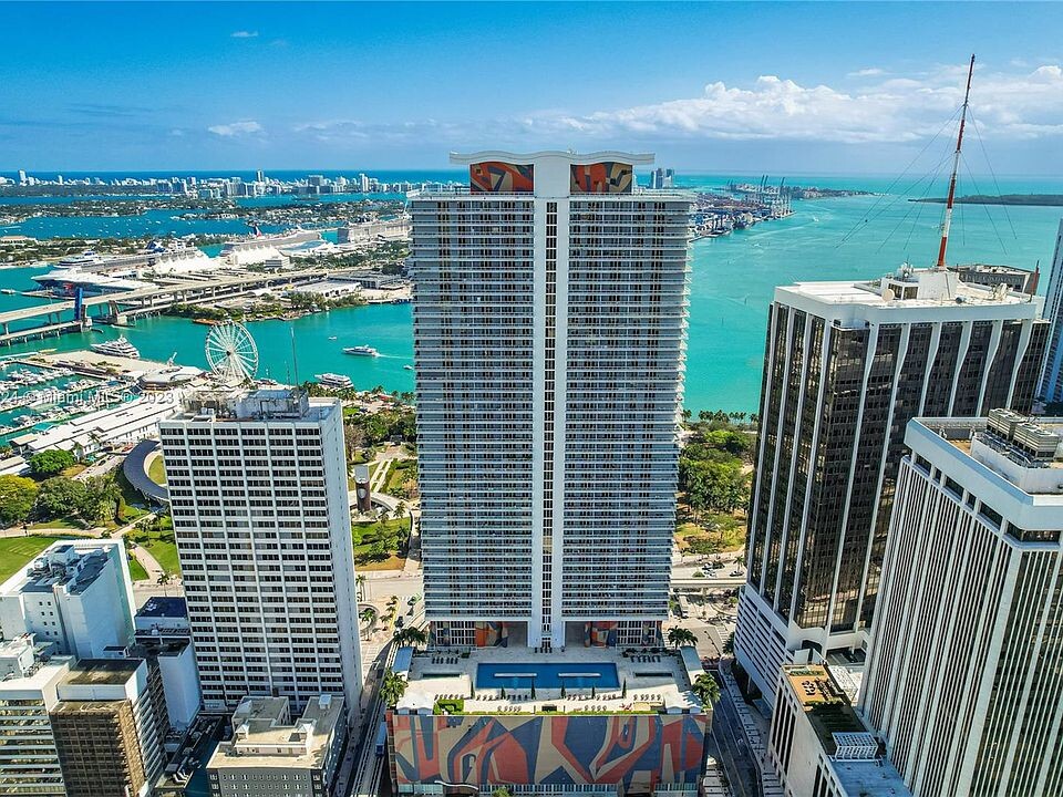 50 Biscayne Blvd in Miami, FL - Building Photo