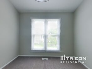 125 Chatham Ln in Roselle, IL - Building Photo - Building Photo