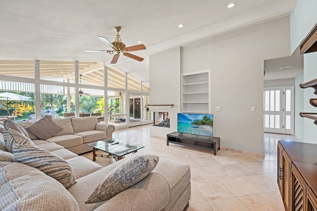 1342 Skyline Dr in Santa Ana, CA - Foto de edificio - Building Photo