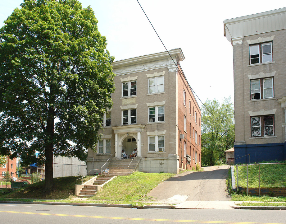 170-172 Park Ter in Hartford, CT - Building Photo