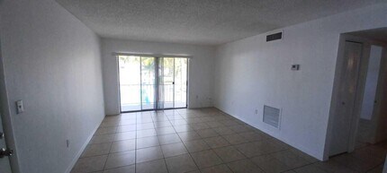 405 Executive Center Dr in West Palm Beach, FL - Building Photo - Building Photo