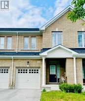 215 Radial Dr in Aurora, ON - Building Photo