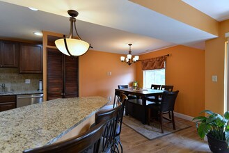 18601 Walkers Choice Rd, Unit 3 in Montgomery Village, MD - Building Photo - Building Photo