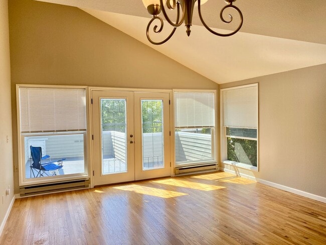 Bacolas Duplex 2 in Kirkland, WA - Building Photo - Building Photo