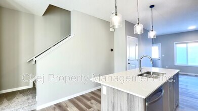 484 Edgemont Dr in Edmonton, AB - Building Photo - Building Photo