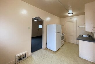 7 N Elm St in Hutchinson, KS - Building Photo - Building Photo