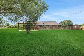 36704 Broncho Rd in Wallis, TX - Building Photo - Building Photo