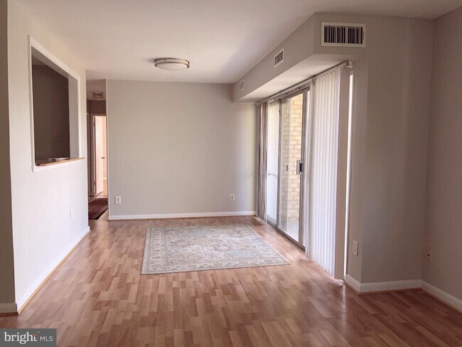 8000 Chanute Pl-Unit -14 in Falls Church, VA - Building Photo - Building Photo