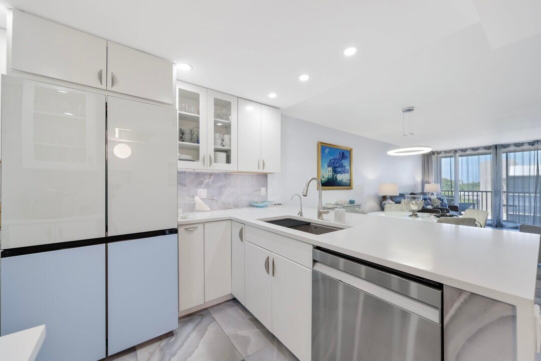 12 Royal Palm Way in Boca Raton, FL - Building Photo