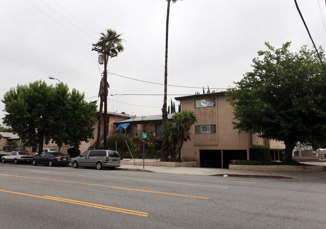 Woodley Plaza in Van Nuys, CA - Foto de edificio - Building Photo