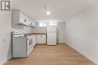 8816 Roosevelt Ave in Niagara Falls, ON - Building Photo - Building Photo