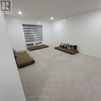 973 Logan Dr in Milton, ON - Building Photo