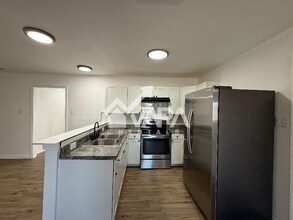 551 Bertetti Dr in San Antonio, TX - Building Photo - Building Photo