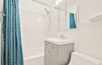 66-01 Burns St in Queens, NY - Foto de edificio - Building Photo