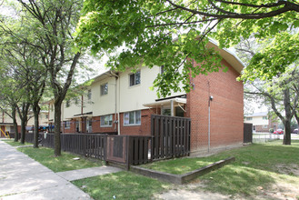 2-96 Edengarth Ct in Toronto, ON - Building Photo - Primary Photo