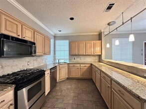 2133 Newport Dr in Flower Mound, TX - Foto de edificio - Building Photo