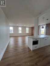 8 Essa Rd in Barrie, ON - Building Photo - Building Photo