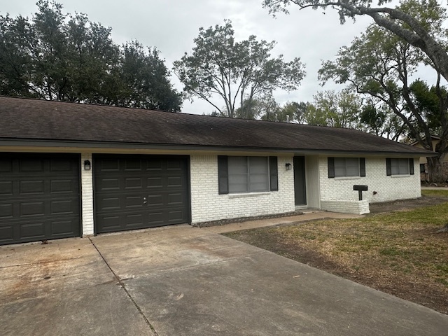 1310 Wallace St in El Campo, TX - Building Photo