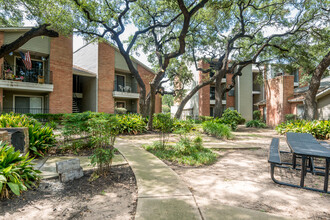 Village Oaks in Austin, TX - Foto de edificio - Building Photo