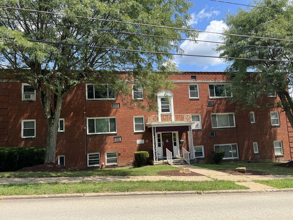 Berkely Manor in Uniontown, PA - Building Photo