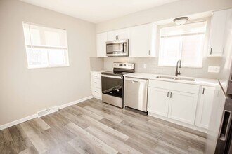 1730 Wyndhurst Rd in Toledo, OH - Building Photo - Building Photo