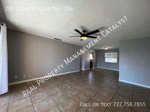 200 Country Club Dr in Largo, FL - Building Photo - Building Photo