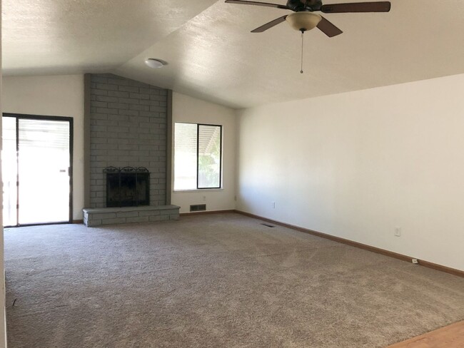 758 Coffeeberry Ln in Redding, CA - Building Photo - Building Photo