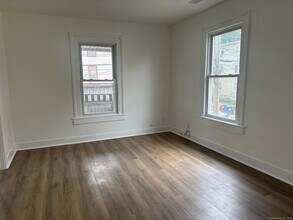 107 Willow St in Meriden, CT - Building Photo - Building Photo