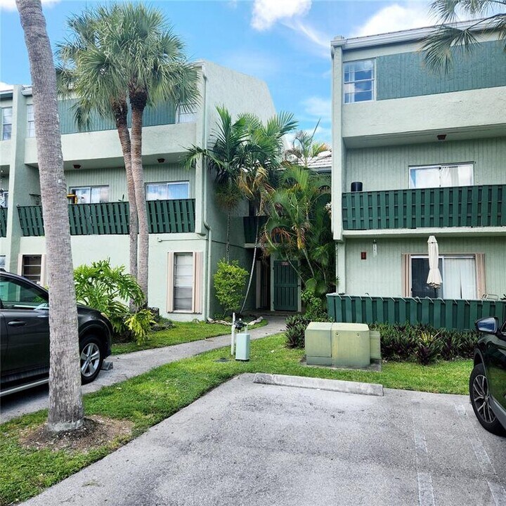 8905 NW 28th Dr in Coral Springs, FL - Foto de edificio