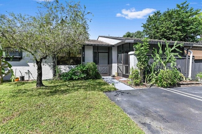 81 Westecunk Dr in Royal Palm Beach, FL - Building Photo - Building Photo