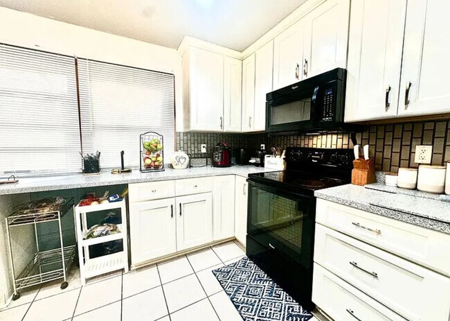 5066 Colonial Ct in Greenfield, WI - Building Photo - Building Photo