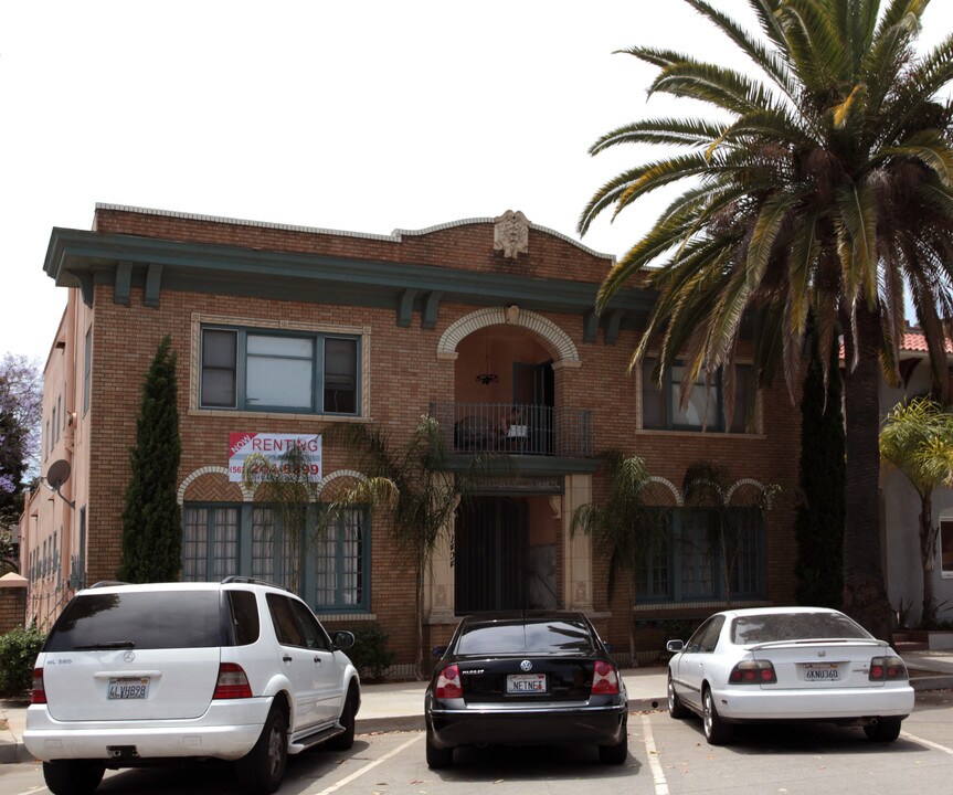 Avondale Arms in Long Beach, CA - Foto de edificio