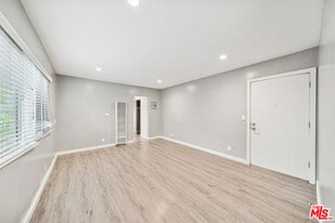 252 S New Hampshire Ave in Los Angeles, CA - Building Photo