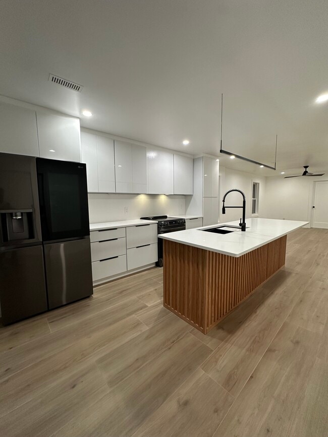 1285 W 67th St, Unit 1