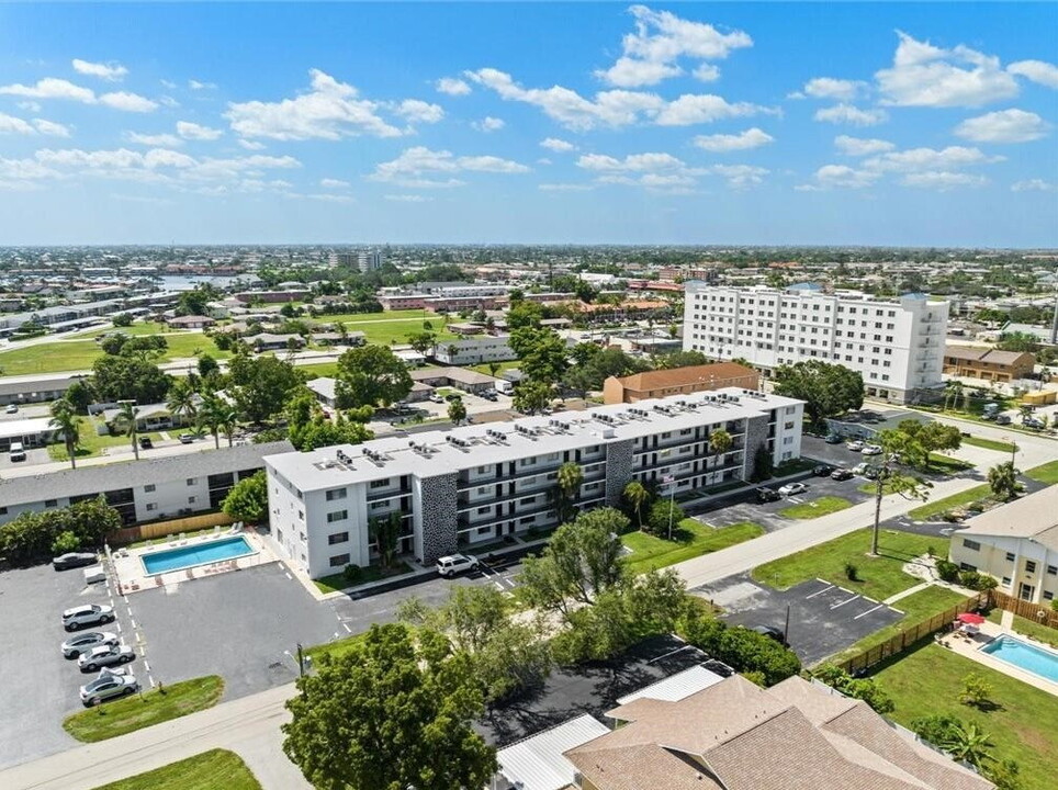 4906 Victoria Dr in Cape Coral, FL - Foto de edificio