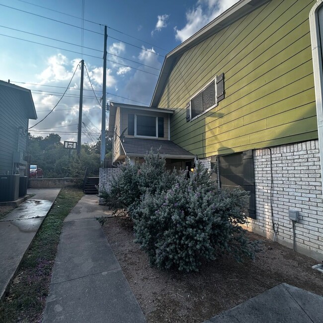 7204 Creekside Dr in Austin, TX - Building Photo - Building Photo