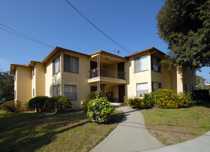 3815 Orangedale Ave in Montrose, CA - Foto de edificio - Building Photo