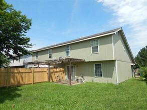 527 Eldridge St in Lawrence, KS - Building Photo - Building Photo
