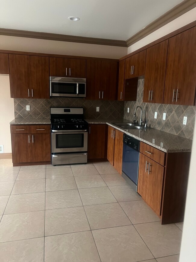 Rubio Villas in Lake Balboa, CA - Foto de edificio - Building Photo