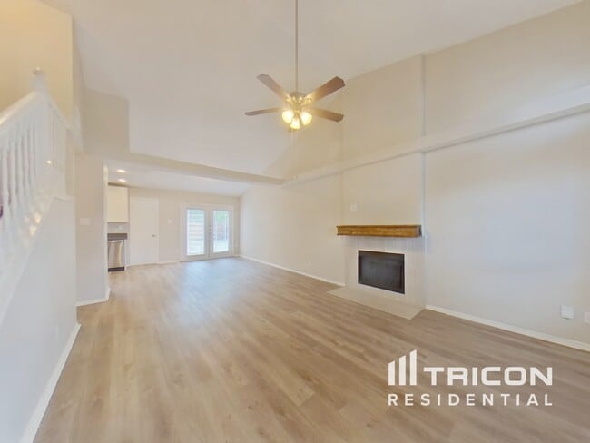 837 Globe Ave in Blue Mound, TX - Foto de edificio - Building Photo