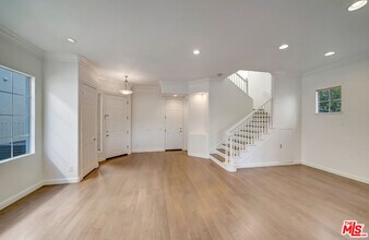 24819 Cll Cedro in Calabasas, CA - Building Photo - Building Photo