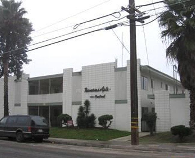 Navarro's Apartments in Visalia, CA - Foto de edificio - Building Photo