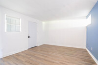 640 E Pipkin St in Beaumont, TX - Building Photo - Interior Photo