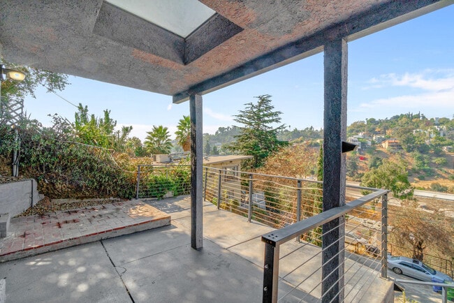 2414 N Alvarado St, Unit B in Los Angeles, CA - Building Photo - Building Photo