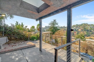 2414 N Alvarado St in Los Angeles, CA - Foto de edificio - Building Photo