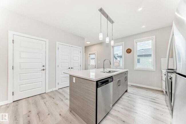 6536 Chappelle Vis S W in Edmonton, AB - Building Photo - Building Photo