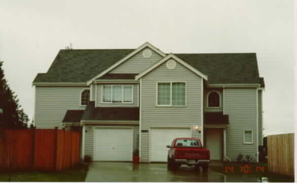 8330 17th St SE in Everett, WA - Foto de edificio